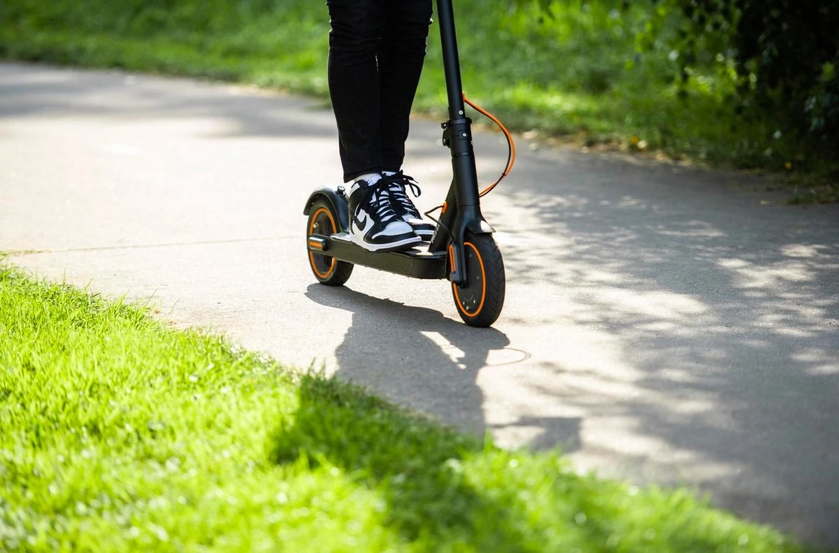 IZINQ PRO250 - Elektrische Step - Topsnelheid 30 Km/u - 30/35 Km Actieradius - 8.5" Luchtbanden - Lithium 7.8Ah 36V Accu - Wit/Oranje - Electric Scooter - Volwassenen En Kinderen - Met App - Afbeelding 11