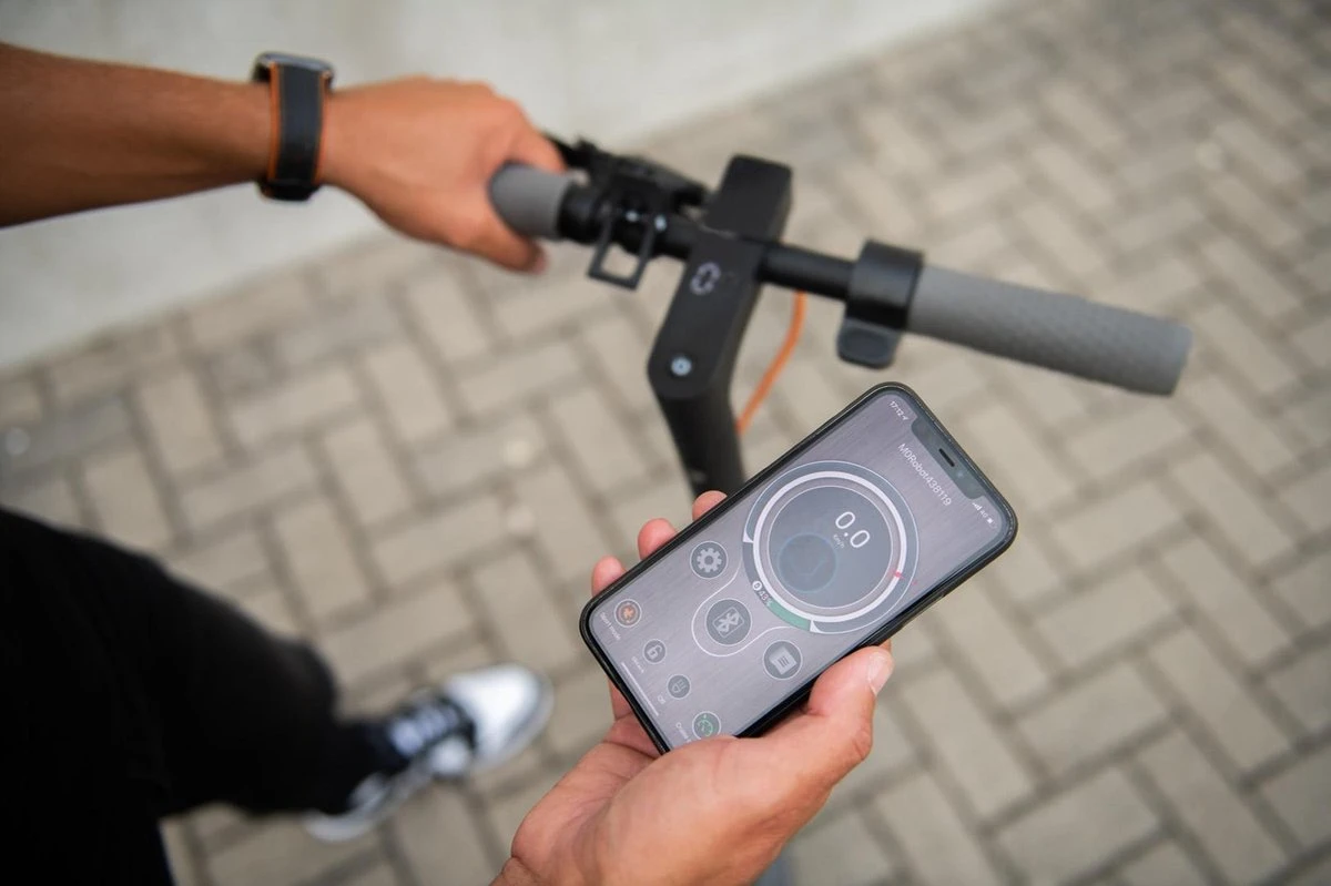 IZINQ PRO250 - Elektrische Step - Topsnelheid 30 Km/u - 30/35 Km Actieradius - 8.5" Luchtbanden - Lithium 7.8Ah 36V Accu - Wit/Oranje - Electric Scooter - Volwassenen En Kinderen - Met App - Afbeelding 2