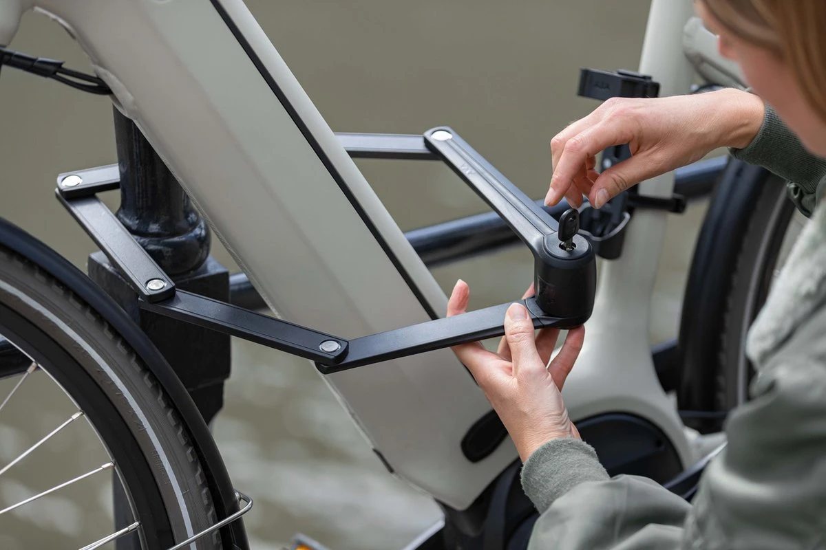 AXA Fold Pro 100 Vouwslot - Fietsslot - Voor Elk Type Fiets - Met Houder - 100 Cm - Zwart - Afbeelding 9